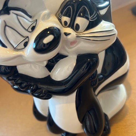Pepe & Penelope Vase with Original Box (1997 Warner Bros Studio Store Exclusive) - Picture 12 of 14